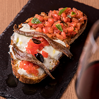 Bruschetta ai pomodori freschi e basilico Vinheria Percussi Delivery